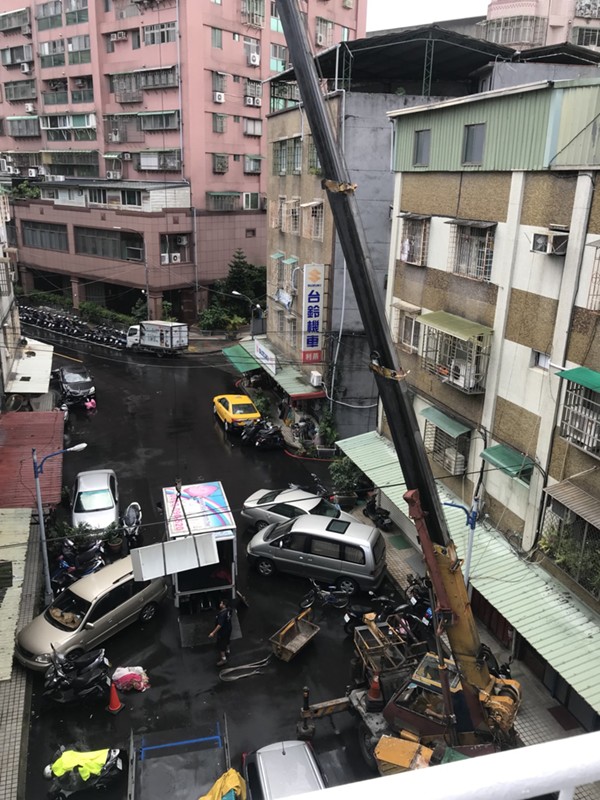 台北市新北市搬家案例.台北市士林區搬家至新北市中和區吊車作業搬運大型家俱2