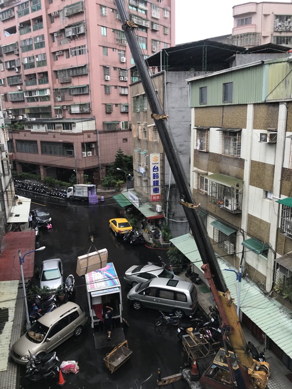 台北市新北市搬家案例.台北市士林區搬家至新北市中和區吊車作業搬運大型家俱3