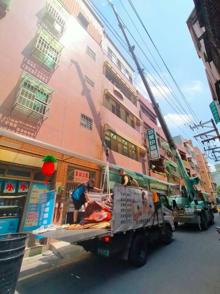 台北市桃園市搬家案例.吊車吊卸搬運-實木大茶几4